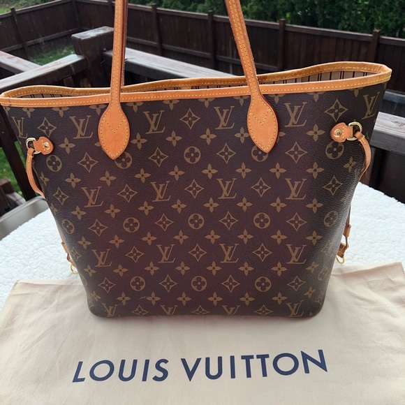 Authentic Louis Vuitton Neverfull MM. - Picture 5 of 14